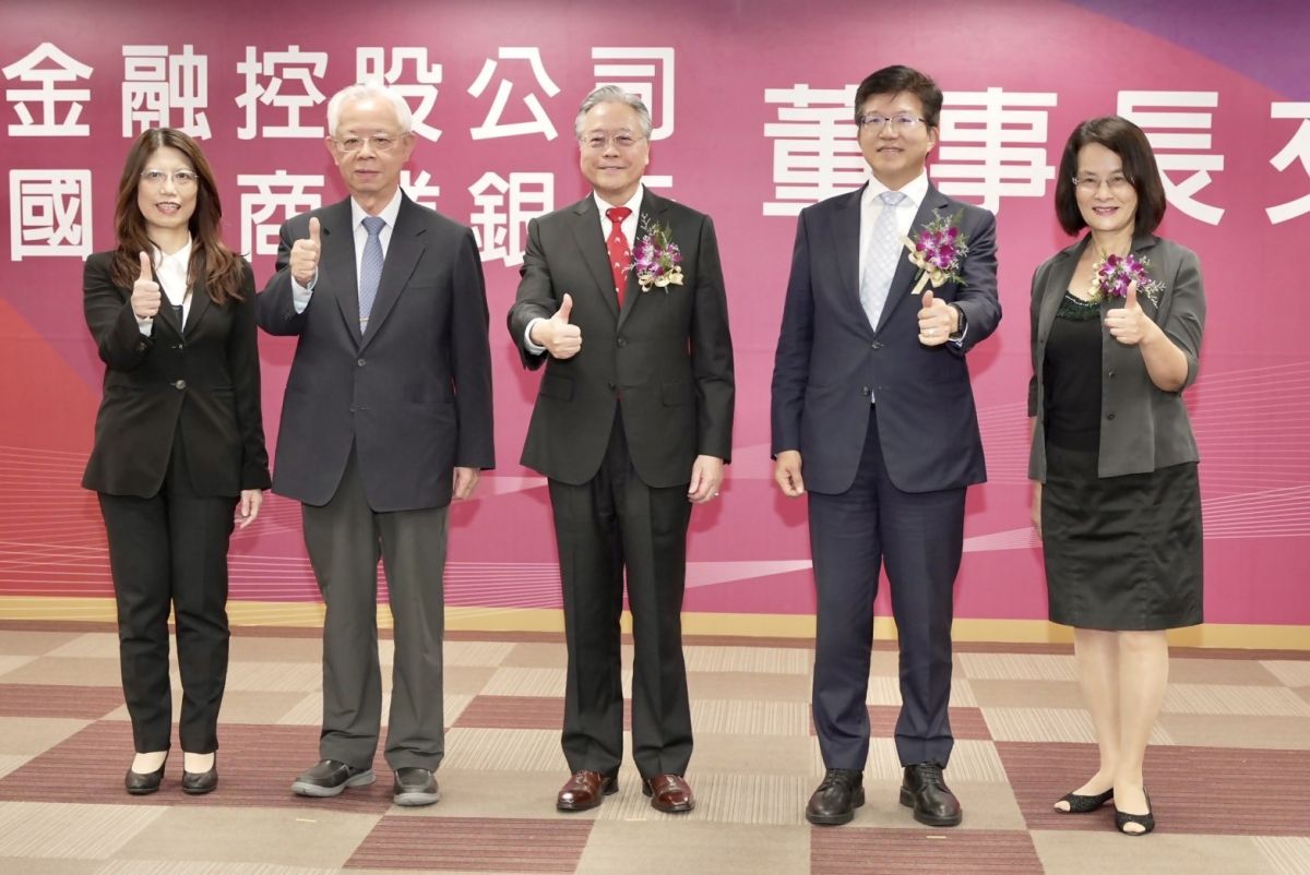 ▲兆豐金控暨兆豐銀行雷仲達董事長（中）上任將滿2個月，也對員工送出大禮，生育3胎補助可達45萬元。（圖／兆豐金提供）