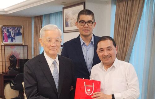 ▲連勝文（中）曾解釋兒子的名字是連戰（左）取的，目的是為了紀念連震東。（圖／連勝文臉書）