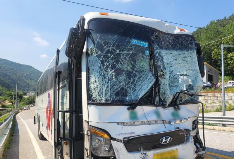 ▲首爾東部的高速公路16日發生7輛汽車追尾事故，當中3輛旅遊巴士搭載前往修學旅行的中學生，包括學生在內有超過80人受傷。（圖／韓聯社）