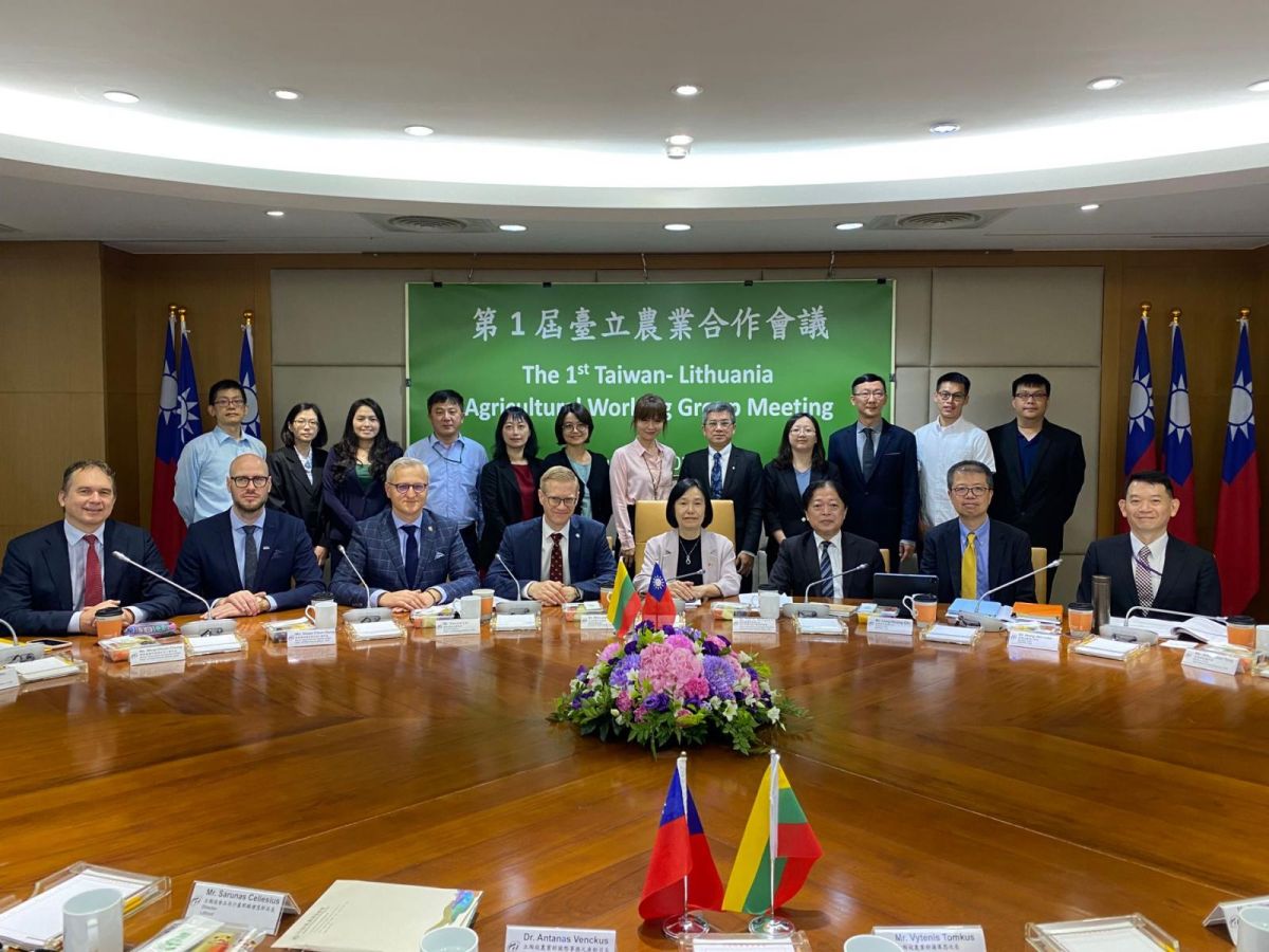 ▲我國駐立陶宛臺灣代表處黃鈞耀代表與立陶宛貿易代表處盧思融代表16日簽署「臺立農業合作瞭解備忘錄」。（圖／農委會提供）