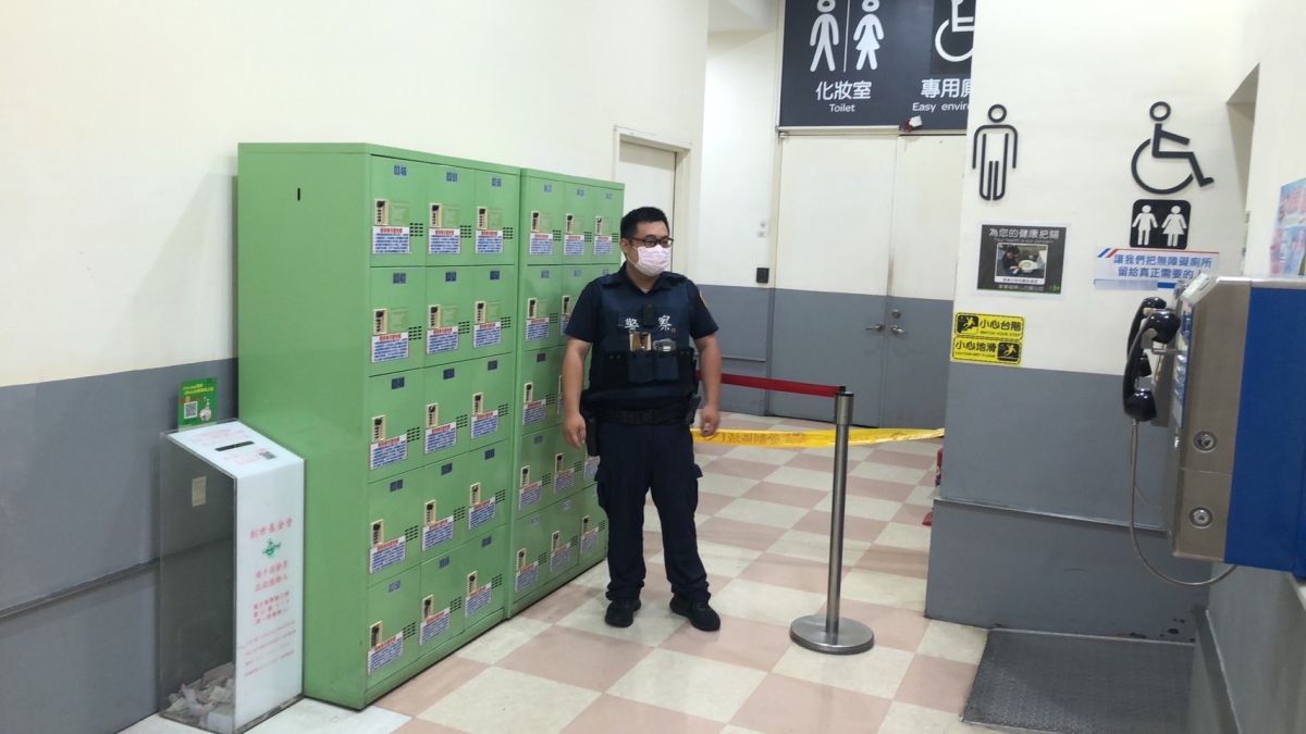 ▲高雄連鎖賣場驚見男蹲坐馬桶頭下垂明顯死亡，經研判無他殺嫌疑。(圖／記者郭凱杰翻攝)