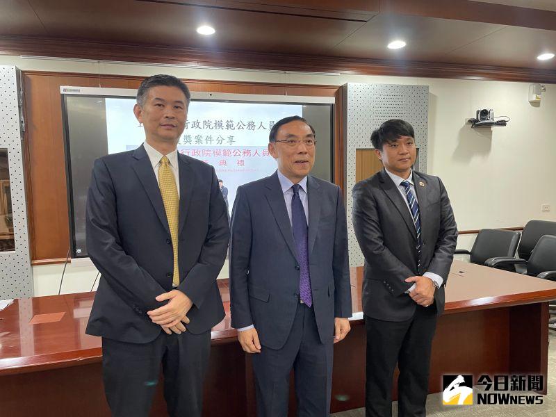 ▲雄檢檢察官范家振(右)與法務部長蔡清祥(中)及另名模範公務員人獎的台北市調處外事站副主任張文俊(左)合影(圖/記者潘千詩攝)