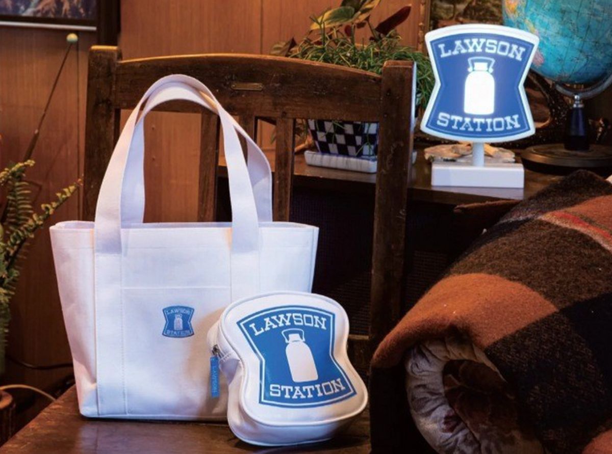 ▲日本知名超商Lawson與出版社「寶島社（宝島社）」推出三款限定商品，包含化妝包、托特包，以及以Lawson招牌設計出的小照明燈。（圖／翻攝Lawson官網）