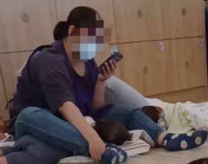 議員爆公托照護不當！男童臀部潰爛、老師腿壓幼童玩手機
