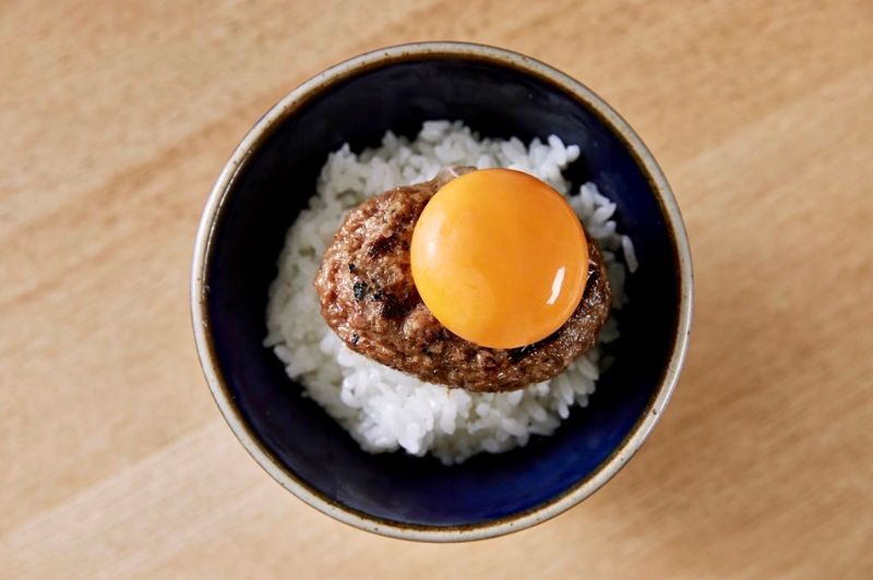 ▲在東京的排隊名店「挽肉と米」，以現烤的漢堡排搭上白米飯與生蛋黃等，吸引了日本當地民眾與海外遊客。（圖／翻攝挽肉と米Instagram）