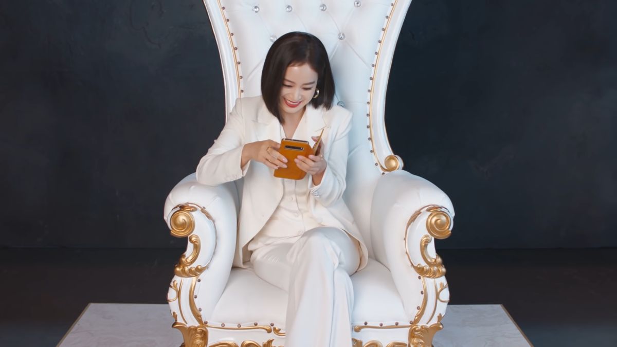 ▲金泰希曾因為拿「大嬸手機殼」掀起熱議，她承認「喜歡上了就不會換其他款了」。（圖／빙그레아이스크림 YouTube）