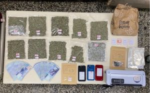 ▲警方先於31歲的陳嫌住處內起出疑似犯罪所得之現金10萬元及毒品愷他命2包、網卡4張及封口機等證物，隨後又在另名29歲陳姓犯嫌住處發現陳嫌將乾燥大麻12包（約1120公克）藏在冰箱冷藏庫內保存。（圖／記者郭凱杰翻攝）