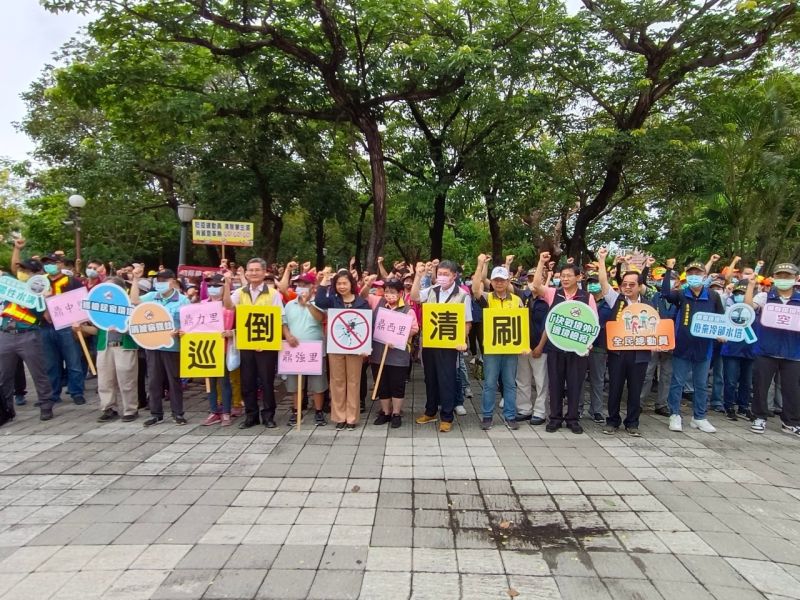 ▲今天市府再次舉辦38行政區同步防治登革熱的環境大掃蕩，並由副秘書長陳盈秀率防疫團隊及三民區里鄰長、志工在金獅湖誓師。（圖／高市府提供）