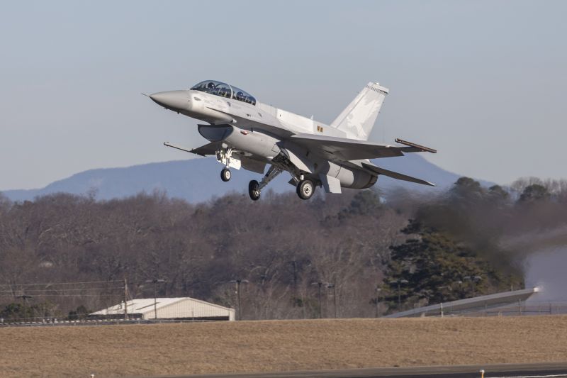 ▲美眾院通過援台法案。圖為洛克希德馬丁公司出廠的首架新生產F-16V(F-16D Block70)戰機。(圖／洛克希德馬丁官網）