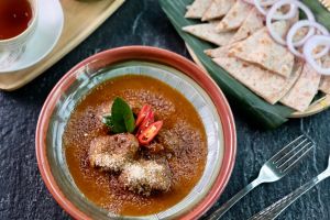 ▲「馬來仁當牛肉佐印度全麥餅」是最繁雜的一道菜，牛腱要先醃再炒又燉，並用上數10種香料，滋味濃郁。（圖／記者葉盛耀攝）