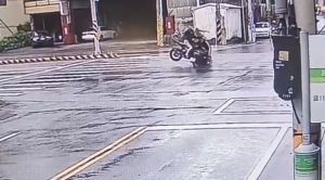 台南善化嚴重車禍！重機路口碰撞電動機車　47歲男騎士噴飛亡
