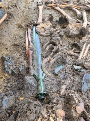 ▲考古學家上週在德國南部發現一把擁有3000多年歷史的青銅劍，出土後幾乎仍在閃閃發光，保存狀態良好，讓考古學家十分驚喜。（圖／翻攝自巴伐利亞邦歷史遺跡保護辦公室（BLfD）網站）