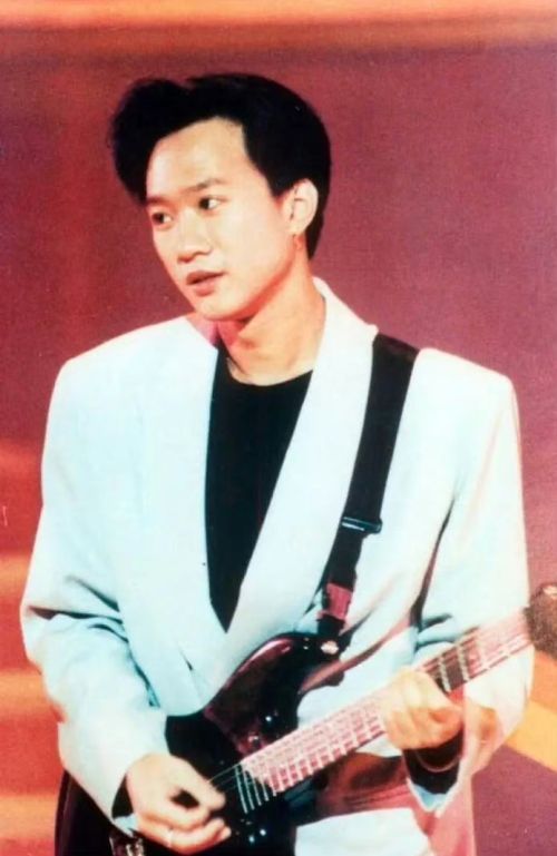 ▲黃家駒在日本錄影不慎從高處跌落，後腦著地昏迷6天去世，他的一生短暫但燦爛。（圖／翻攝自微博）