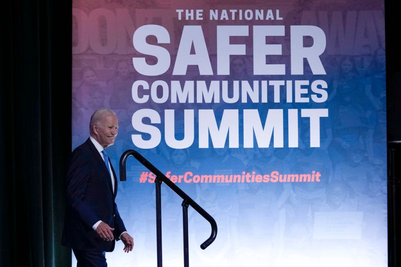 ▲美國總統拜登（Joe Biden）16日在康乃狄克州，發表有關槍枝暴力管制的演講時，結尾突然冒出一句「天佑女王」，讓大家一頭霧水，引發熱議。（圖／美聯社／達志影像）