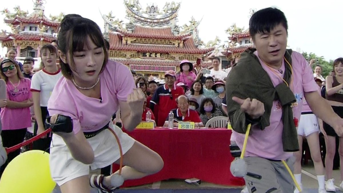 ▲啦啦隊女神籃籃（左）超敬業，不顧形象飛撲到胡瓜（右）身上坐破氣球，也讓已經64歲的胡瓜痛到大叫，遊玩過程十分敬業。（圖／民視提供）