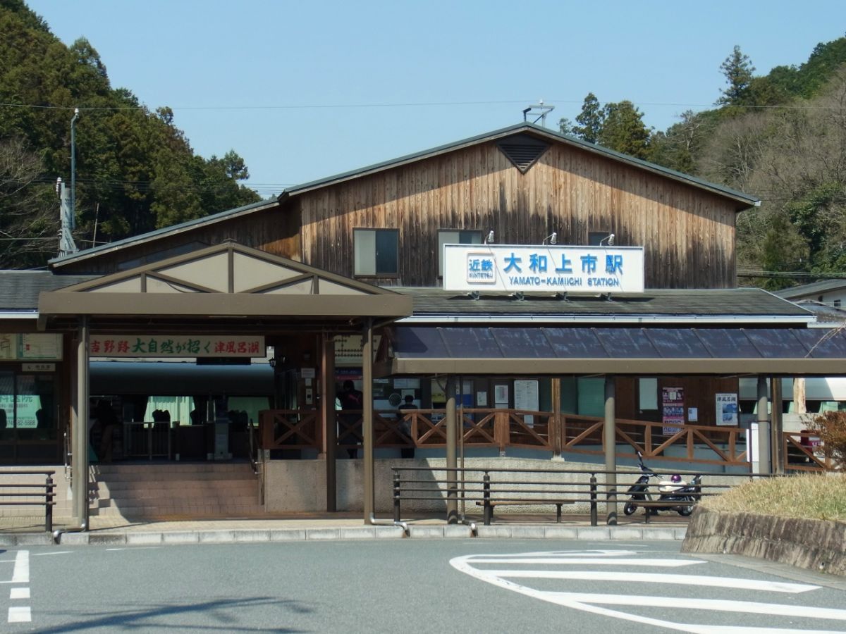 ▲日本近鐵（Kintetsu）推出暑期一日火車站「宿泊工作體驗」，讓小學生在車站睡一晚，體驗站長的生活，不過晚上只能睡4小時引發熱議。（圖／Nankou Oronain拍攝，取自維基百科）