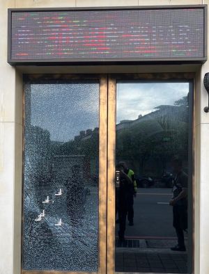 ▲酒吧玻璃門遭李男持空氣槍擊破。（圖／翻攝畫面）