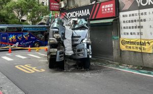 信義區詭異車禍！卡車撞柱前畫面曝　整棟建築恐成危樓：誰敢睡覺
