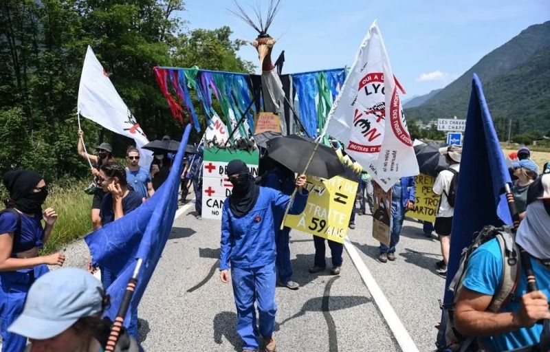 ▲法國與義大利正在興建一條貫穿阿爾卑斯山、連通兩國的高速鐵路，途中的長隧道工程引發環保疑慮。反對人士今天聚集在薩瓦省抗議並引發暴力衝突，造成12名法國警察受傷。（圖／翻攝自20minutes）