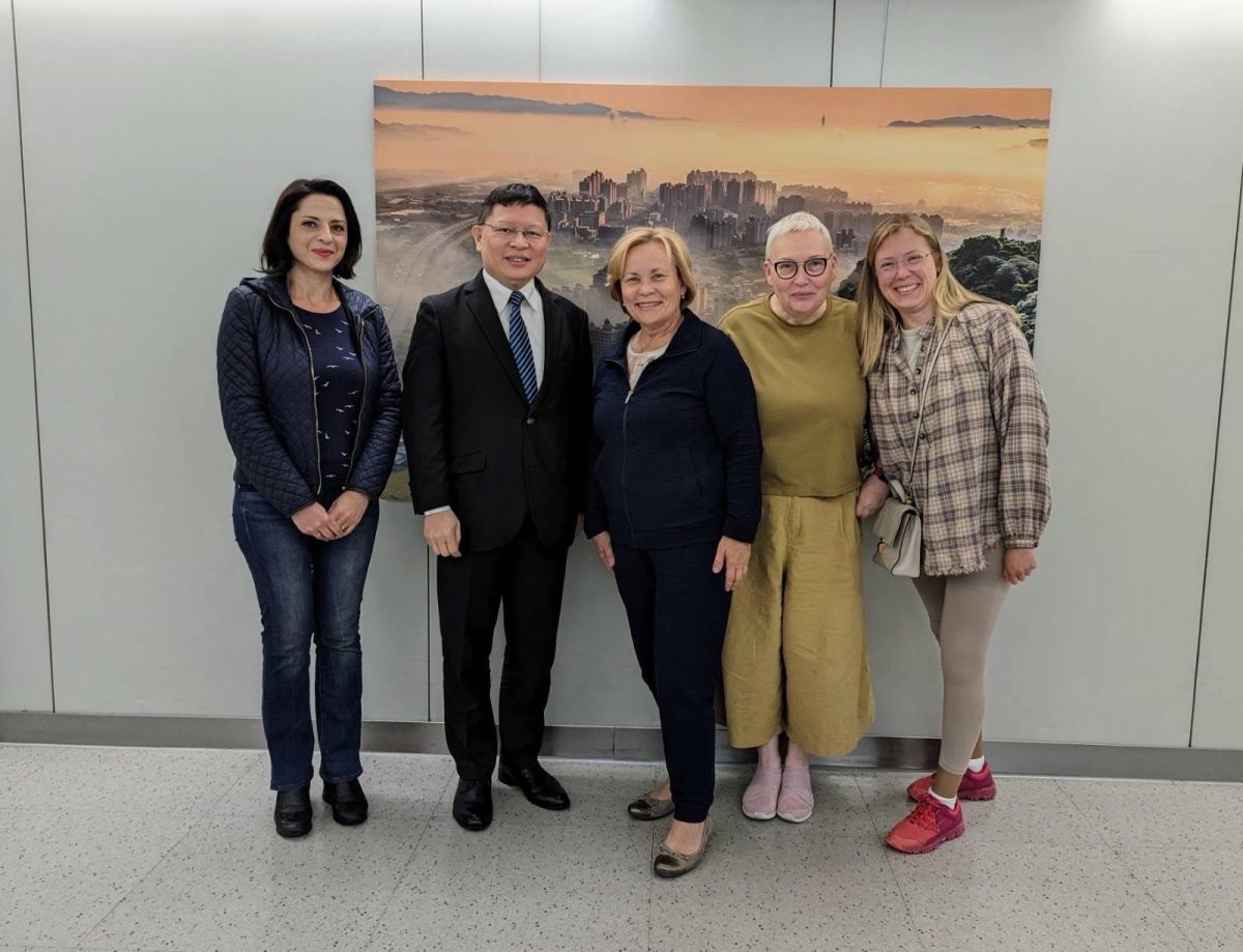 ▲歐洲議會跨黨派友我議員訪團團長茱娜薇副主席（左三）率團抵台，外交部歐洲司副司長林主恩（左二）前往接機。（圖／外交部提供）