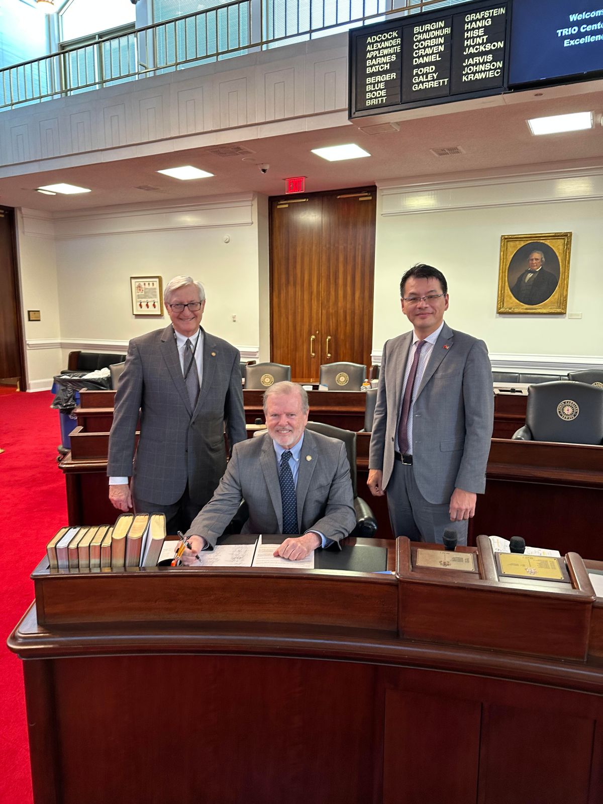 ▲駐亞特蘭大代表處長王翼龍見證北卡羅萊納州參議會代議長Phil_Berger(中間)簽署友台聲明案（圖／亞特蘭大辦事處提供）