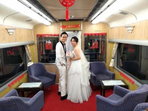 蒸汽火車成結婚禮車！香港鐵道作家包「台鐵列車」辦婚禮
