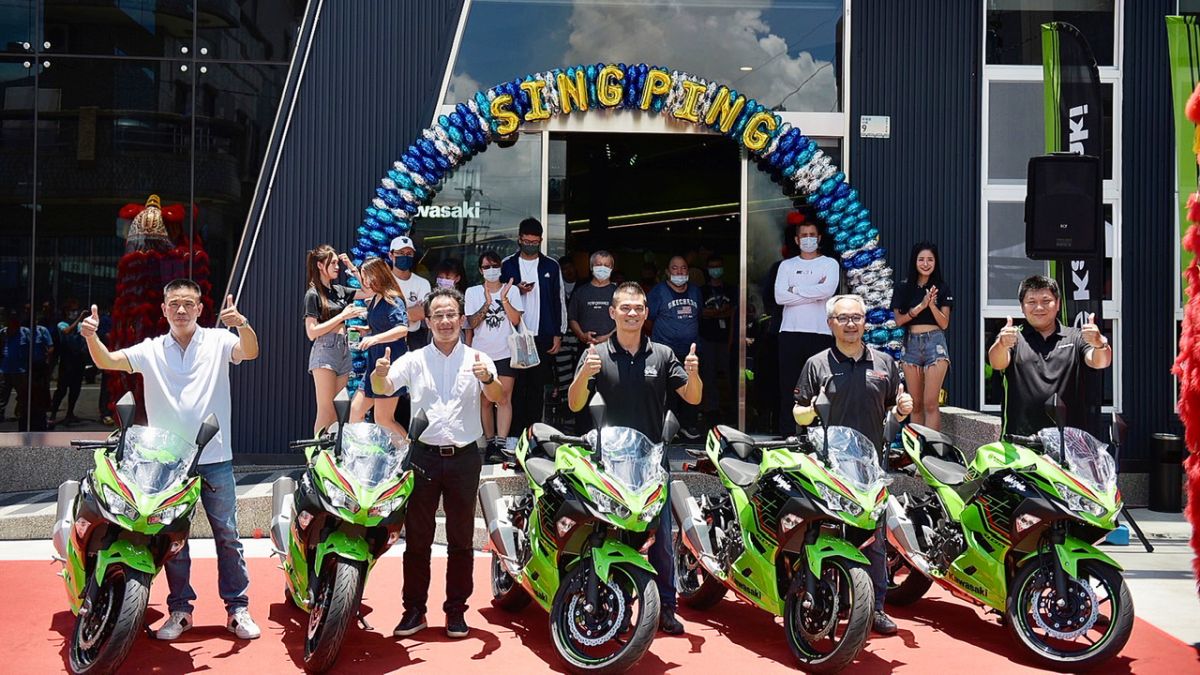 ▲順應重機熱潮，提供全方位服務的專門店也應運而生。業者斥資打南部最具規模的重機店，規劃300坪超大空間。（圖／新屏摩托提供）