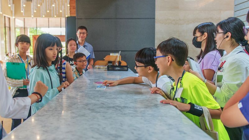 ▲高美館暑假期間規劃了美術館小小館員體驗營、兒美館兒童創作營，以及生態園區認識野草、蛇類與外來魚種等精彩可期的系列活動。（圖／高美館提供）