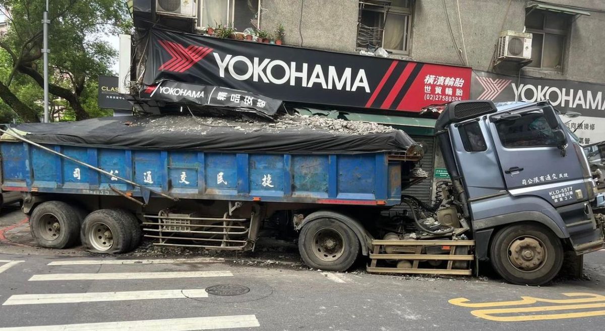 ▲今（18）日凌晨12點多，信義區松德路一處位於轉角的民宅，突然遭一輛砂石車衝撞，巨大撞擊力導致梁柱受損，砂石車也被卡在騎樓。（圖／翻攝畫面）