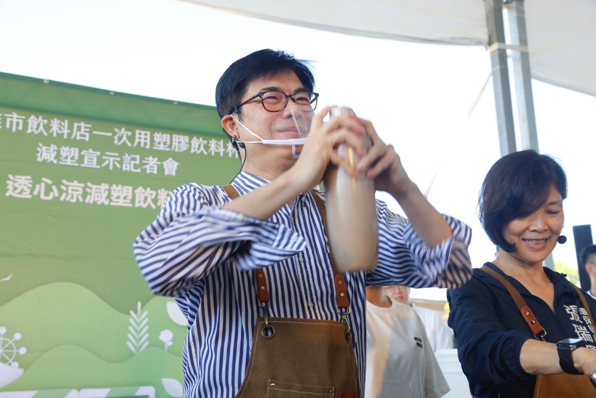 ▲市長陳其邁及環保局長張瑞琿在記者會中化身飲料吧服務人員，打著「自備環保杯為您搖一杯」口號，親自為自備環保杯的市民朋友手搖飲料。（圖／高雄市政府環保局提供）