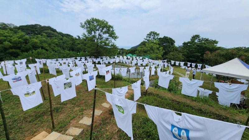 ▲第三屆貢寮雞母嶺「水T藝術節」今日登場，超過600件徵件水T，隨風飄揚在百年梯田上，美麗壯觀場面令人難忘。（圖／水保局提供）