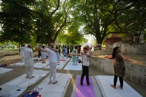 迎接國際瑜伽日　印度外國使節齊做瑜伽
