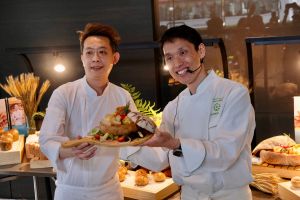 ▲來自日本的主廚松尾裕生（右）擁有20年的廚藝經驗，也是日本營養學專家，因此能完整解說「湯種」的奧妙。（圖／記者葉盛耀攝）
