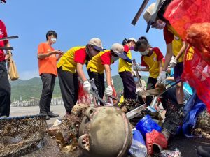 ▲4月和和美國小一同「淨海」，還從海底撈上了浮球。（圖／台灣淨海協會提供）