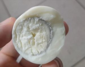 水煮蛋咬一口驚見「白色蛋黃」! 真實口感曝光 專家解答原因