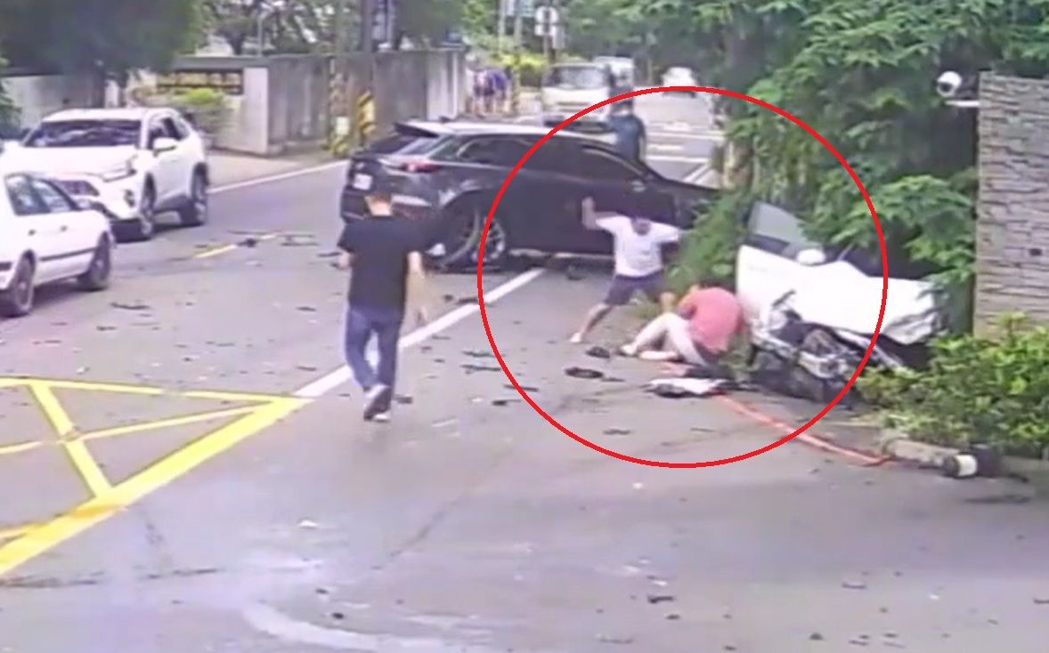▲本月10日，桃園平鎮發生一起重大車禍，肇事逃逸的黑車駕駛，離去前動手毆打白車駕駛，過程均被監視器拍下。（圖／翻攝畫面）  
