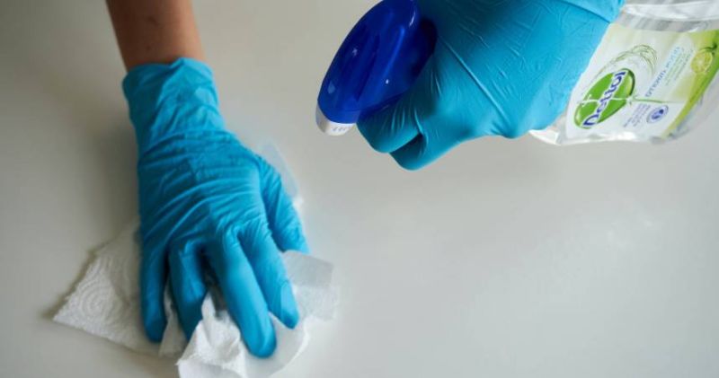 漂白水誤當開水下肚！毒物醫示警「正確急救1招」：催吐恐更嚴重