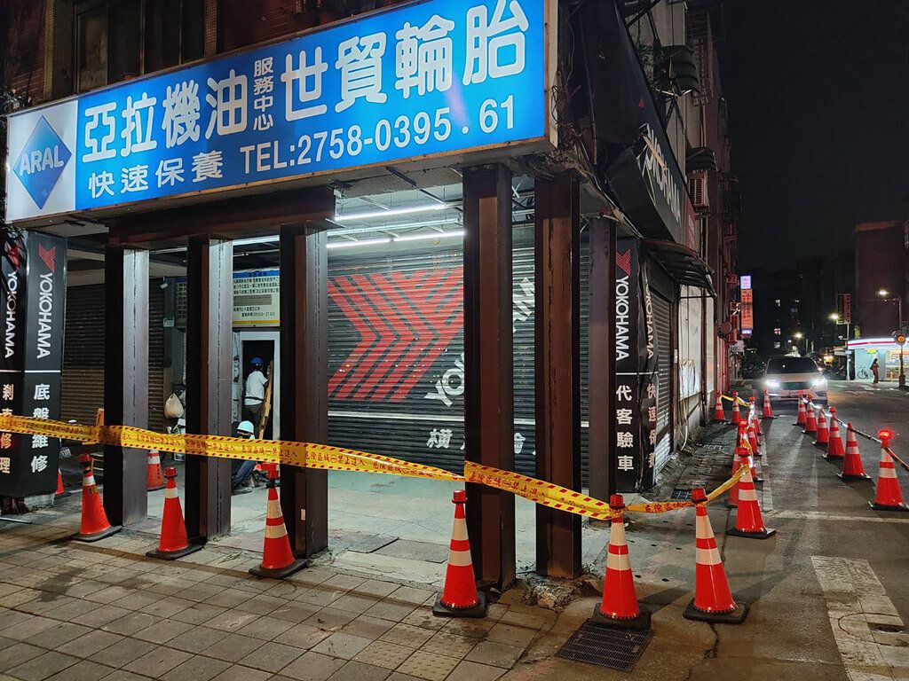 ▲台北市信義區1處騎樓18日凌晨遭砂石車撞入，造成結構安全疑慮，疏散5戶16人。北市府表示，事發後先在騎樓下架設3支H型鋼架，將砂石車拖離，接著再架設3支鋼架，目前交通管制已先撤除並圍設警戒線。（台北市政府提供）