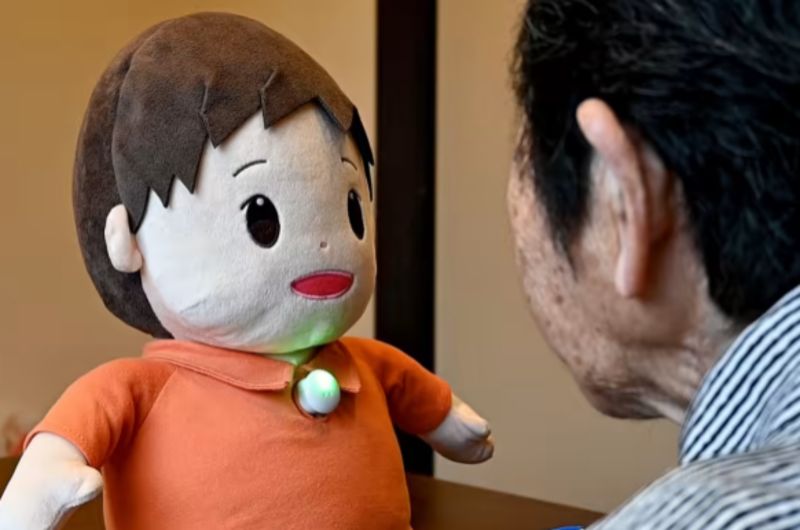 ▲名叫「Dai-chan」的AI娃娃，正在陪日本養老院內的居民聊天。（圖／翻攝自日經亞洲）