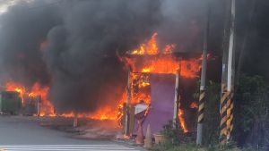 ▲高雄市立殯儀館旁的一間民用倉庫發生火警，陣陣濃煙直竄天際。（圖／翻攝畫面）