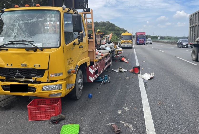 ▲19日上午，國道3號苗栗通霄路段，發生聯結車衝撞緩撞車事故，慘釀2死悲劇。（圖／翻攝畫面）