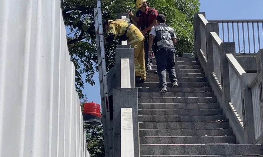 ▲高雄市果貿社區靠近中華路的一座陸橋，一名男子被發現懸掛在「三層樓高的陸橋」，該男子已明顯死亡，目前警消正前往將遺體運下。（圖／翻攝畫面）