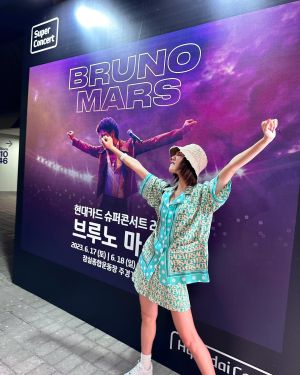 ▲▼秀英真的穿整套Versace去見Bruno Mars。（圖／翻攝自Sooyoung Choi IG）