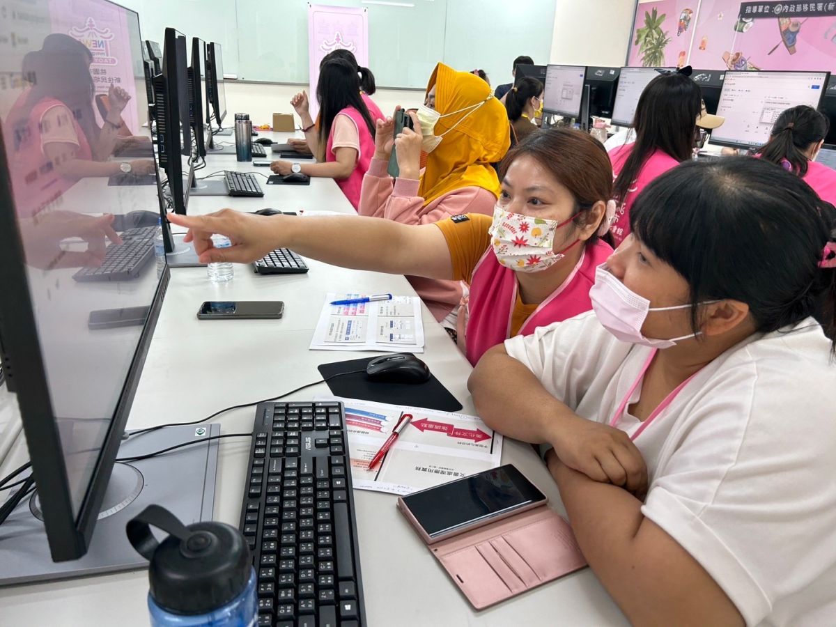 ▲通譯人員協助新住民電腦課程口譯。（圖／桃園市政府社會局）