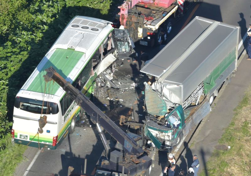 ▲日本北海道八雲町18日中午左右發生一起嚴重車禍，一輛從札幌開往函館的高速巴士遭對向載有豬隻的貨車正面撞擊，造成5人死亡。（圖／美聯社／達志影像）