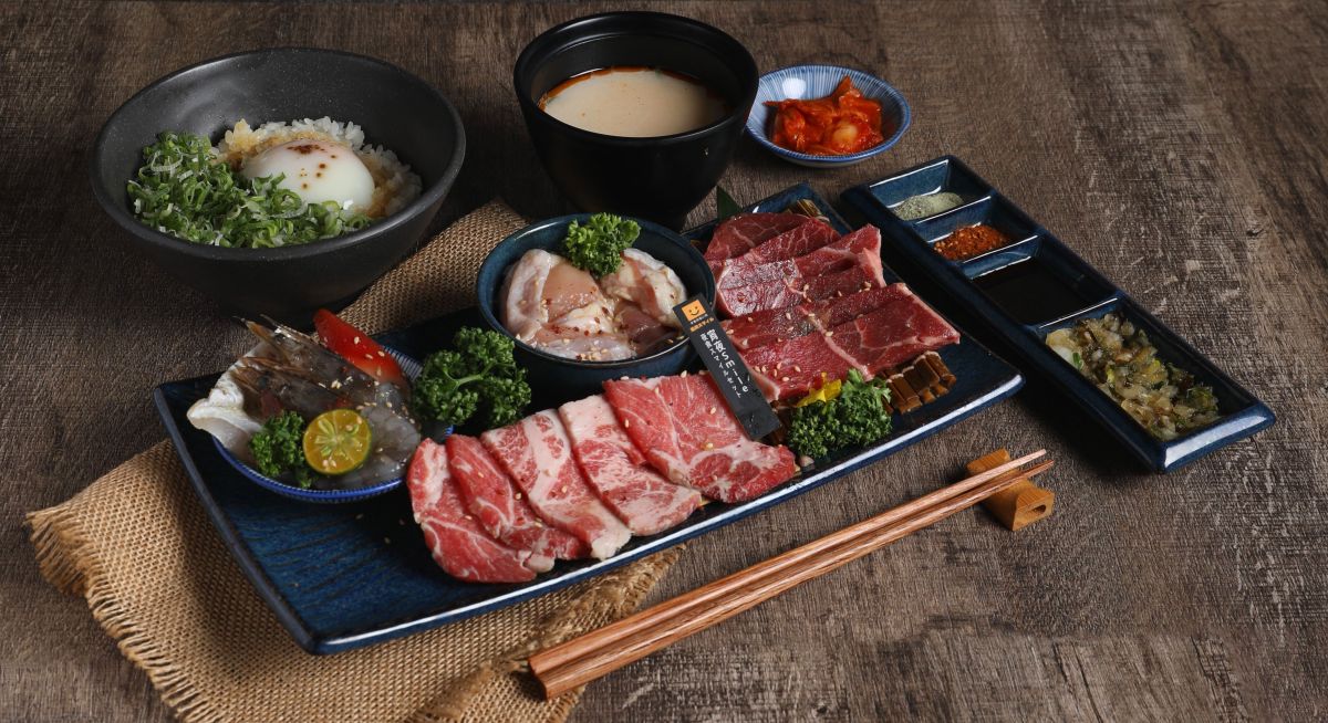 ▲築間「燒肉 Smile」大安忠孝店插旗台北市東區，開幕期間內用套餐，可刮刮樂抽帝王蟹腳加菜；開幕期間打卡分享或五星好評，再享50元銅板價爽吃牛排、海鮮。（圖／築間餐飲集團提供）