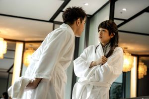 ▲劉奕兒(右)、張立昂拍《鬼之執行長》躲進摩鐵浴缸取暖。(圖/三立) ▲劉奕兒(右)、張立昂拍《鬼之執行長》躲進摩鐵浴缸取暖。(圖/三立)