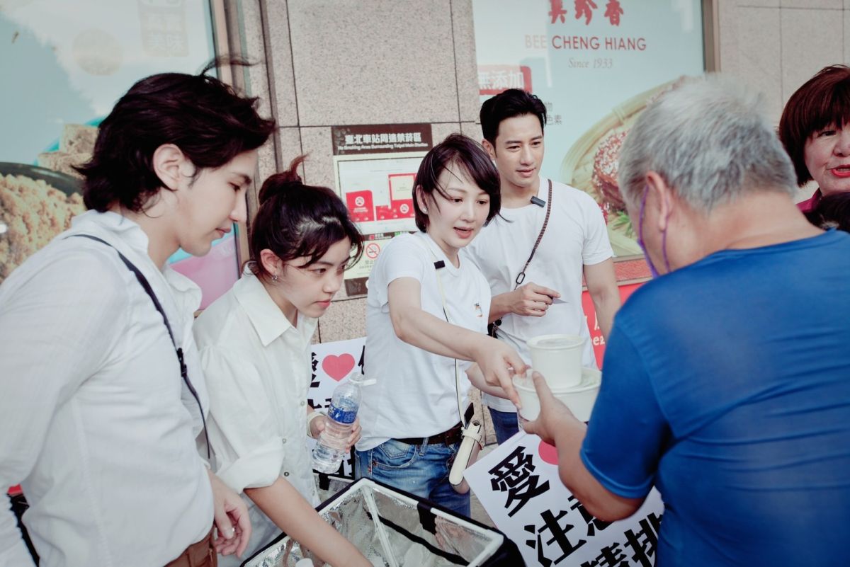 ▲郁方（左三）號召藝人分送300個和牛便當給街友。（圖／郁方經紀人提供）