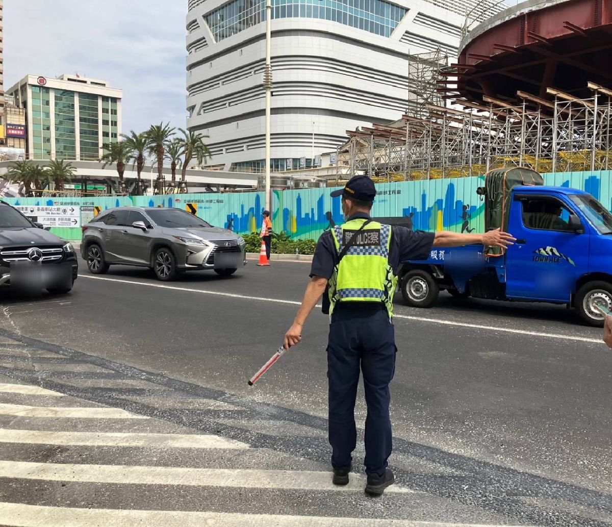 ▲因應端午節連假出遊車潮，高市警易壅塞路口加強疏導。（圖／高市交通大隊提供）