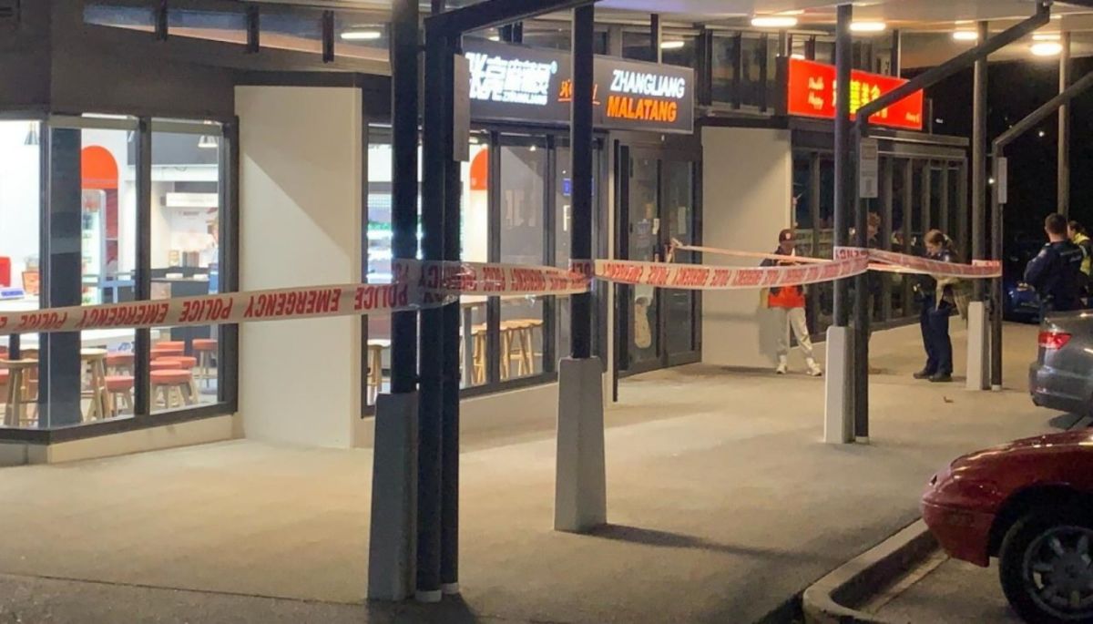 ▲奧克蘭市（Auckland）昨晚發生一名男子帶著斧頭進入3家中式餐廳砍人的事件，造成4人受傷送醫。（圖／翻攝自Newshub）